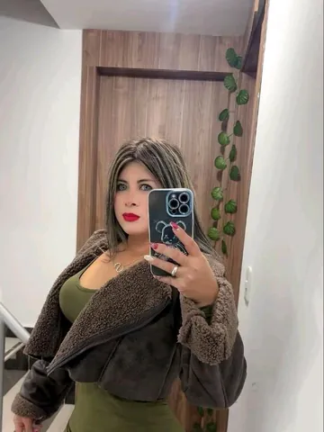 Cata taking a mirror selfie