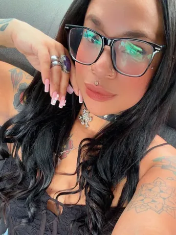 Ali in black glasses